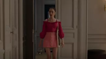 Falda de cintura alta de Tweed rosa Balmain usada por Emily Cooper (Lily Collins) vista en Emily in Paris (S02E07)