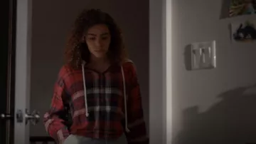 American Eagle Cozy Cabin Cropped Hoodie Franela usada por Ginny Miller (Antonia Gentry) como se ve en Ginny & Georgia (S02E06)