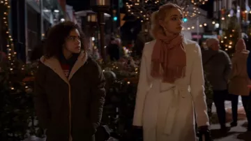 BP. Chaqueta reversible con capucha acolchada de algodón y falsa cizalla usada por Ginny Miller (Antonia Gentry) como se ve en Ginny & Georgia (S02E06)