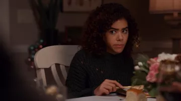 Elodie Textured Rib Crew Neck Sweater Cozy Casual Long Sleeve Top usado por Ginny Miller (Antonia Gentry) como se ve en Ginny & Georgia (S02E06)