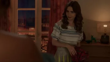 Cinturón de flecos Alaia usado por Emily Cooper (Lily Collins) como se ve en Emily in Paris (S02E08)