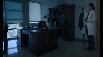 Sur les baskets portées par Rowan Fielding (Alexandra Daddario) comme on le voit dans les tenues de la série télévisée Mayfair Witches d’Anne Rice (saison 1 épisode 1)