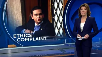 Chaqueta de un botón de Alexander McQueen usada por Norah O'Donnell vista en CBS Evening News el 10 de enero de 2023