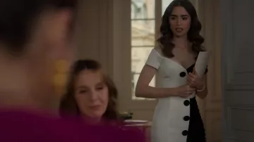 Balmain White And Black Viscose Off The Shoulder Vestido usado por Emily Cooper (Lily Collins) como se ve en Emily in Paris (S02E09)