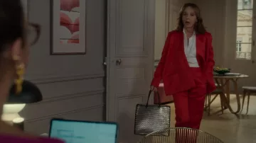 Bolso Alaia Garance 36 usado por Sylvie Grateau (Philippine Leroy-Beaulieu) visto en Emily in Paris (S02E09)