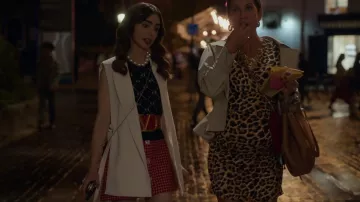 Gilet Zara avec évents portés par Emily Cooper (Lily Collins) comme on le voit dans Emily à Paris (S02E09)