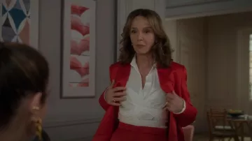 Chemise boutonnée Helmut Lang Popeline portée par Sylvie Grateau (Philippine Leroy-Beaulieu) vue dans Emily à Paris (S02E09)