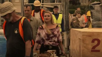 Cinturón de cuero negro Gucci usado por Emilie como se ve en Outer Banks (S01E04)