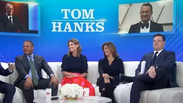 Veronica Beard Langston Smocked Top usado por Savannah Guthrie como se ve en Today el 10 de enero de 2023