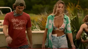 Blank NYC Womens Luxury Clothing Barrow Denim Jean Short usado por Sarah Cameron (Madelyn Cline) como se ve en Outer Banks (S02E04)