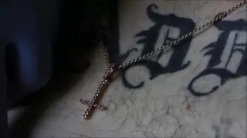 Collar cruzado de zafiro rosa al revés usado por Lil Peep en su video musical Dreams con Gizmo 
