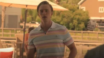 Polo original Penguin Birdseye en bleu air porté par Rafe Cameron (Drew Starkey) vu dans Outer Banks (S01E07)
