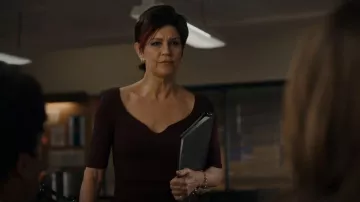 Reiss Bur­gundy Olivia Sweet­heart Neck Midi Dress worn by Judy Wazowski (Sonja Smits) as seen in Pretty Hard Cases (S03E02)