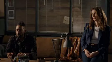 Theory Good Wool Pinstripe Straight Pant usado por la Det. Samantha Wazowski (Meredith MacNeill) como se ve en Pretty Hard Cases (S03E02)