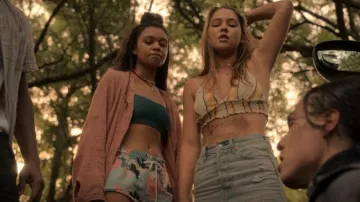 Billabong Tanlines Tank Bikini Top usado por Kiara Carrera (Madison Bailey) como se ve en Outer Banks (S01E07)