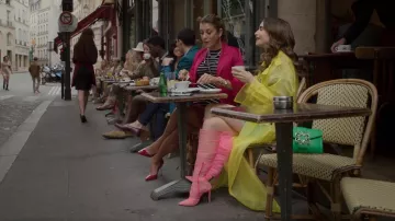 Elie Saab Sac à bandoulière porté par Emily Cooper (Lily Collins) vu dans Emily à Paris (S02E10)