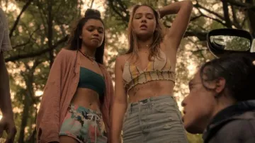 Levis Denim Distressed Falda usada por Sarah Cameron (Madelyn Cline) como se ve en Outer Banks (S01E07)