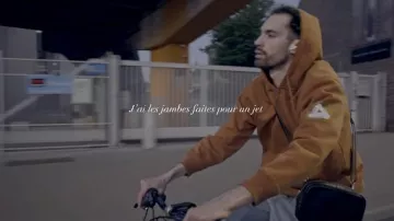 La veste à capuche Palace portée par JeanJass dans son clio Doudoune en été