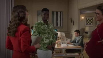 Levi's Vintage Fit Tropical Fern Print Denim Trucker Jacket usada por Julien (Samuel Arnold) como se ve en Emily in Paris (S02E10)
