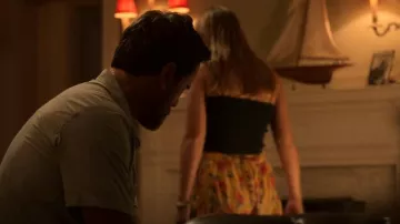 Billabong Yellow Shorts usados por Sarah Cameron (Madelyn Cline) como se ve en Outer Banks (S01E08)
