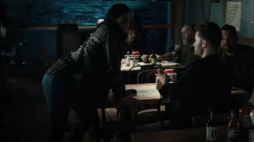 Levi's 501 Crop Jeans usados por Rowan Fielding (Alexandra Daddario) como se ve en Mayfair Witches de Anne Rice (S01E01)