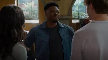 Stone Island Nylon Metal Zip Overshirt Azul usado por Devin Roundtree (Caleb Castille) como se ve en NCIS: Los Ángeles (S14E09)