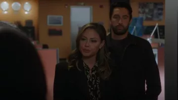 Theory Blazer décontracté porté par Jane Tennant (Vanessa Minnillo) vu dans NCIS (S20E10)