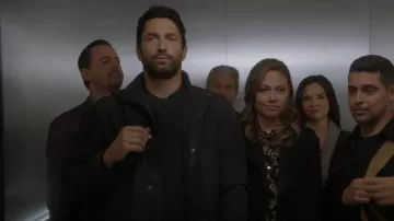 Chaqueta Theory Fuel Clarkson usada por Jesse Boone (Noah Mills) como se ve en NCIS (S20E10)