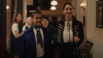 Blusa de encaje de cuello de corbata usada por Luna La (Zión Moreno) como se ve en Gossip Girl (S02E08)