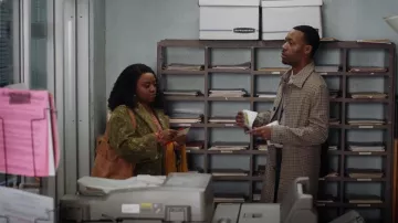 Manteau Zara Jacquard en édition limitée porté par Janine Teagues (Quinta Brunson) vu dans Abbott Elementary (S02E12)