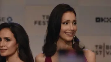 Elizabeth Cole Pendientes de cristal chapados en oro de 24 quilates usados por Luna La (Zión Moreno) como se ve en Gossip Girl (S02E08)