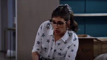Rails Kate Shirt In Ivory Cosmic Stars usada por Kat (Mayim Bialik) como se ve en Call Me Kat (S03E11)
