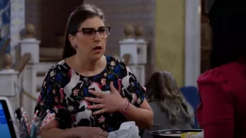 Varga I Dream Of Unicorn Top usado por Kat (Mayim Bialik) como se ve en Call Me Kat (S03E11)