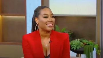 Tom Ford Veste en velours à poitrine unique portée par Kenya Moore vue au Tamron Hall Show le 9 janvier 2023