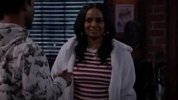 Nordstrom Matching Family Moments Rib Stripe Scallop Crewneck Sweater porté par Randi (Kyla Pratt) comme on le voit dans Call Me Kat (S03E11)