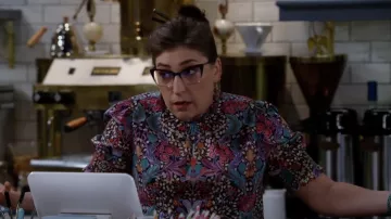 J Crew Puff Sleeve Top Liberty Elm House Floral usado por Kat (Mayim Bialik) como se ve en Call Me Kat (S03E11)