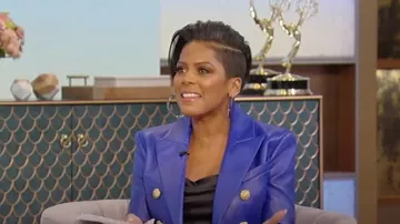 Balmain Blazer de cuero de doble pecho usado por Tamron Hall como se ve en Tamron Hall Show el 11 de enero de 2023
