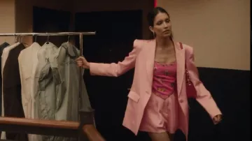 Alex Perry Penn Shorts plisados de Satén-Crepe usados por Luna La (Zión Moreno) como se ve en Gossip Girl (S02E08)