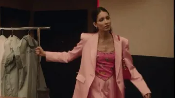 Louis Vuitton Taurillon Smooth Calfskin Scrunchie Twist One Handle usado por Luna La (Zión Moreno) como se ve en Gossip Girl (S02E08)