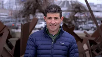 Chaqueta acolchada con parche con el logotipo de Patagonia usada por Matt Gutman como se ve en Good Morning America el 12 de enero de 2023