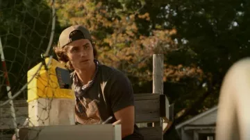Camiseta gráfica Head High Club usada por John B Routledge (Chase Stokes) vista en Outer Banks (S02E07)
