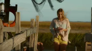 Daze Denim Distressed Short porté par Sarah Cameron (Madelyn Cline) vu dans Outer Banks (S02E07)