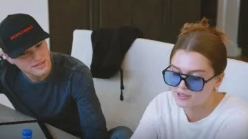 Shein Men Lunettes de mode à lentilles teintées portées par Chloe Brooks comme on le voit dans The Real Housewives of Salt Lake City (S03E13)