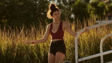 Out From Under Hailey Seamless Plunging Bra Top porté par Kiara Carrera (Madison Bailey) vu dans Outer Banks (S02E07)