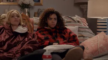 La cómoda manta portátil original de microfibra de gran tamaño y sherpa usada por Ginny Miller (Antonia Gentry) como se ve en Ginny & Georgia (S02E07)