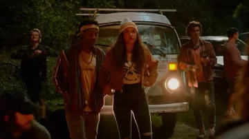 Topshop Joni Jeans noirs lavés portés par Kiara Carrera (Madison Bailey) vus dans Outer Banks (S02E07)
