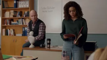 Hollister Ultra High-Rise Medium Wash Ripped Patch Dad Jeans usados por Ginny Miller (Antonia Gentry) como se ve en Ginny & Georgia (S02E07)