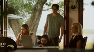 Lucky Brand Short-Sleeve Button Notch Neck Venice Burnout Tee porté par Rafe Cameron (Drew Starkey) vu dans Outer Banks (S02E07)