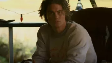 Sudadera Ihop Suzy & Pancakes usada por John B Routledge (Chase Stokes) como se ve en Outer Banks (S02E07)