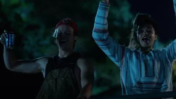 Mono de pato Carhartt usado por JJ Maybank (Rudy Pankow) como se ve en Outer Banks (S02E07)